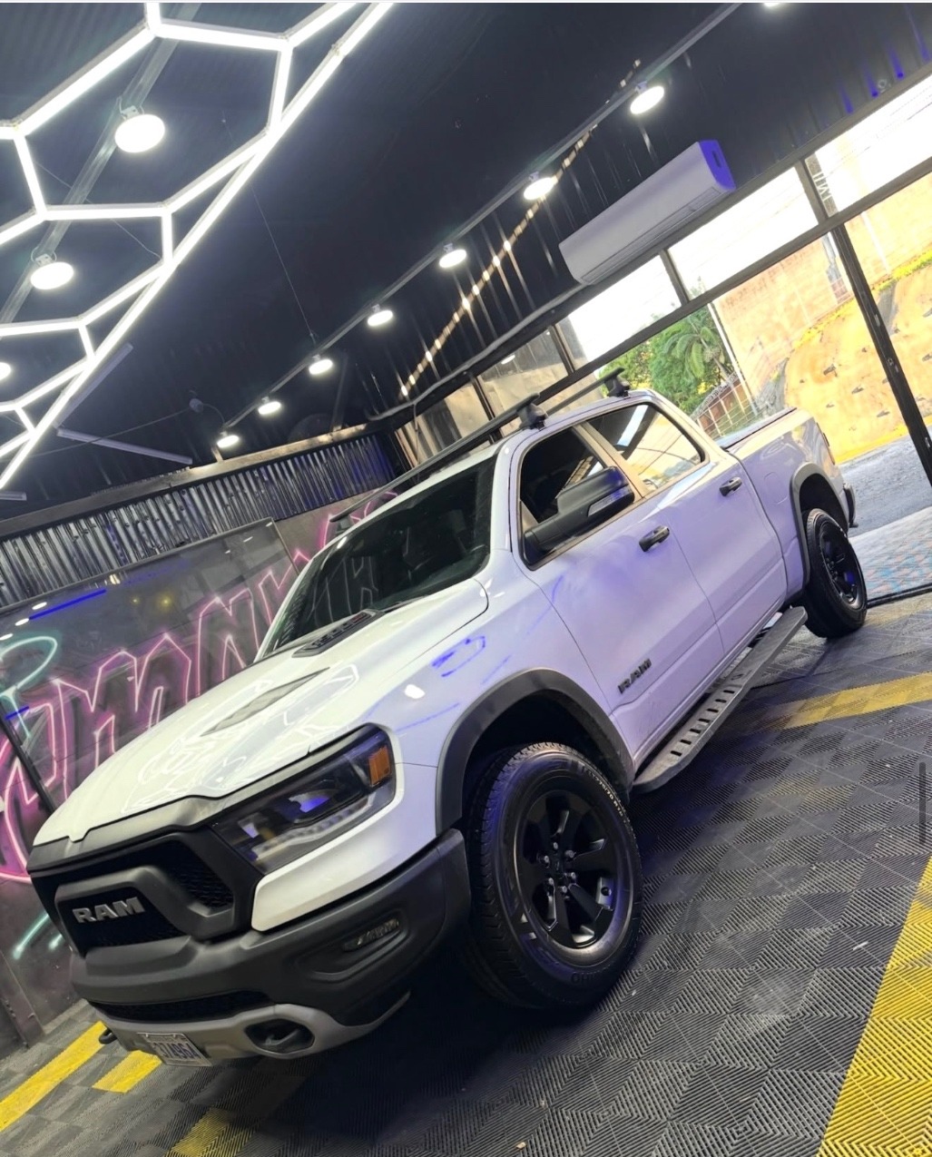 RAM 2026 — Blackout & Aros Satin Black 1