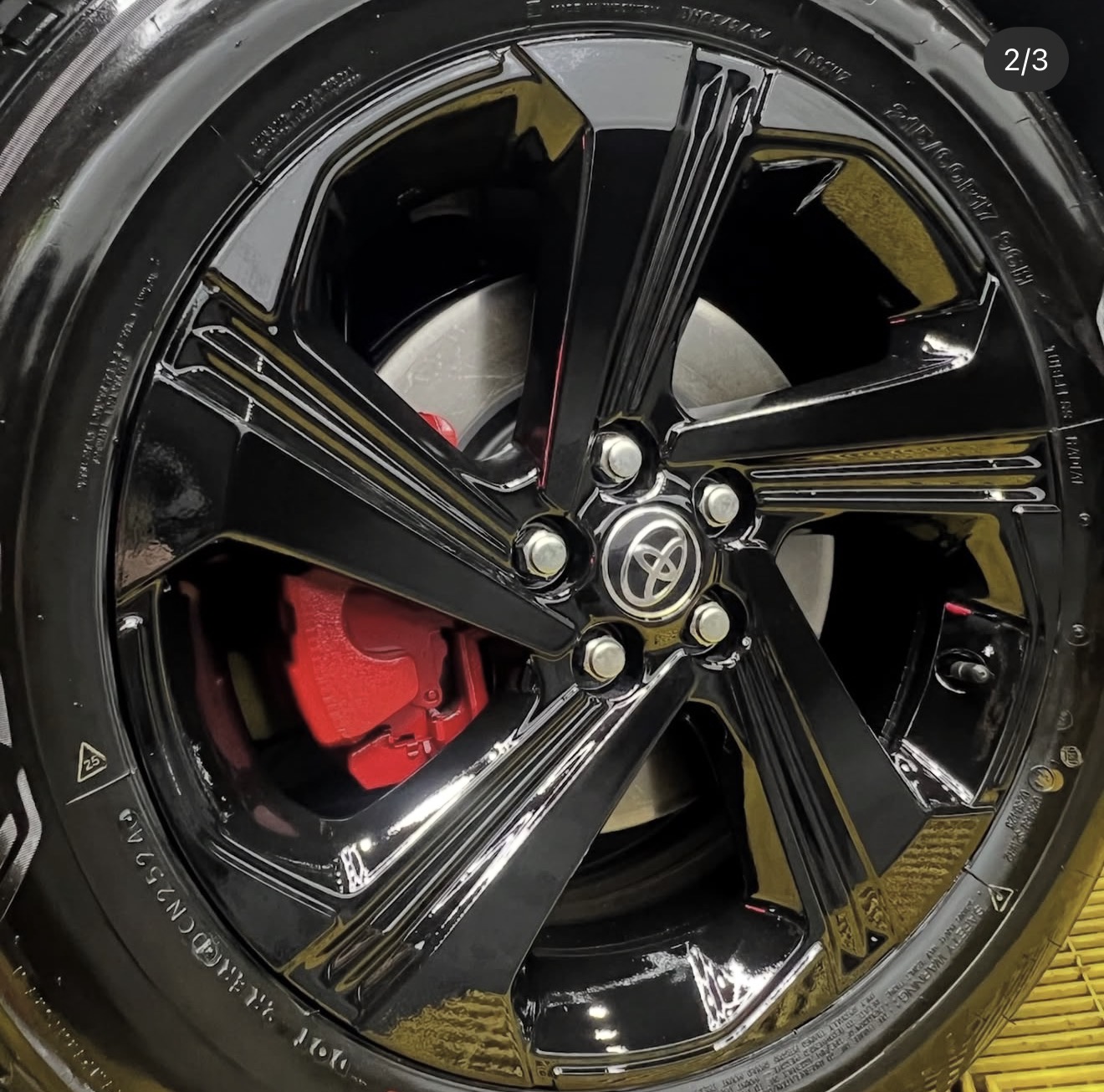 Toyota Yaris Cross 2025 — Piano Black & Caliper Cerámico Rojo 2
